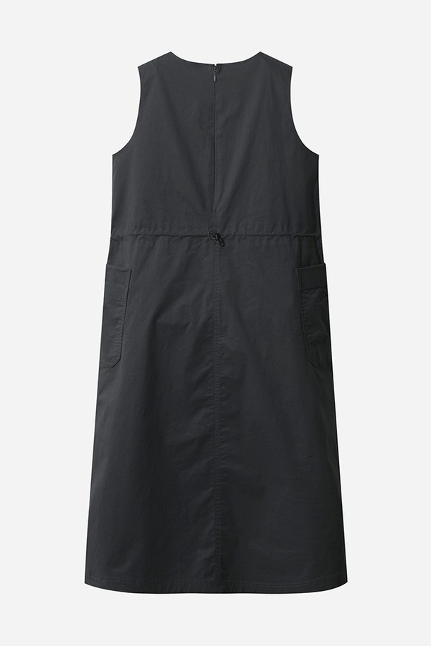 코나 슬리브리스 원피스 여자(D.CHARCOAL GREY)는 면과 폴리우레탄 혼방 소재로 제작되어 여름철 일상 및 아웃도어 활동에 적합합니다. 다크차콜그레이 컬러의 무지 디자인으로, 캐주얼하면서도 미니멀한 스타일을 연출합니다. 라운드넥에 민소매 디자인으로 시원함을 더하고, 단단한 두께감과 신축성 있는 소재로 편안한 착용감을 제공합니다. 넉넉한 사이드 아웃포켓 디테일이 실용성을 더하며, 휴가룩이나 여행룩에 활용하기 좋습니다.
