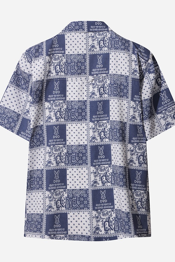 이지 알로하 스트링 숏 셔츠 남자(네이비 패턴)는 시원한 착용감을 선사하는 폴리에스테르 소재의 반팔 셔츠입니다. 네이비 컬러에 반다나 및 패치워크 패턴 디자인이 돋보이며, 릴랙스 핏으로 편안한 착용감을 제공합니다. 흡습 및 통기 기능으로 쾌적함을 유지하며, 밴다나 패턴과 외부 포인트 디테일이 특징입니다. 캐주얼, 리조트, 미니멀 스타일을 추구하는 남성분들께 여름 바캉스룩 또는 여행룩으로 추천합니다. 세트 스타일링이 가능하여 다양한 연출이 가능합니다.
