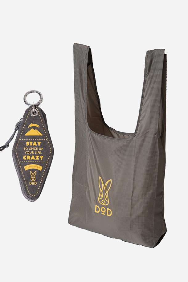 스파이스 업 에코 백(GREY)은 가볍고 튼튼한 나일론 소재의 미디엄 사이즈 에코백입니다. 그레이 컬러에 로고 패턴으로 포인트를 주어 캐주얼, 미니멀, 스트리트 스타일을 연출하기 좋습니다. 접이식 디자인으로 휴대성이 뛰어나 일상, 쇼핑 시 편리하게 사용 가능하며, 쇼핑룩, 동네 마실룩에 잘 어울립니다. 친환경적이며 재사용이 가능하여 실용적인 아이템입니다. 사각형 모양의 심플한 디자인으로 다양한 스타일에 매치하기 좋습니다.
