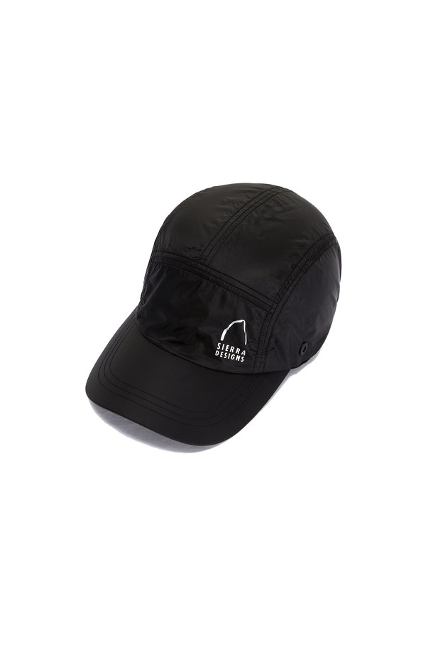 라센(LASSEN) 초경량 선쉐이드캡 BLACK은 하이킹, 일상 등 다양한 상황에 어울리는 모자입니다. 공용으로 착용 가능한 블랙 컬러의 무지 디자인으로, 여름철 야외 활동에 적합합니다. 얇고 가벼운 나일론 소재를 사용하여 착용감이 우수하며, 모자 깊이 12-12.5cm, 챙 넓이 7.5-8cm로 햇빛을 효과적으로 차단합니다. 탈부착 마스크, 차양막, 드로우코드, 스토퍼, 재귀반사 로고 등의 디자인 디테일이 돋보이며, 초경량, 발수, 통기성, 사이즈 조절 기능으로 편안한 착용감을 제공합니다. 3-WAY 선쉐이드캡, 메쉬 소재 마스크, 탄성 밴드, 컴팩트 땀밴드 등의 부가 기능으로 실용성을 더했습니다. 여행룩, 휴가룩, 등산룩 등 캐주얼, 고프코어, 미니멀 스타일을 즐기는 분들께 추천합니다.
