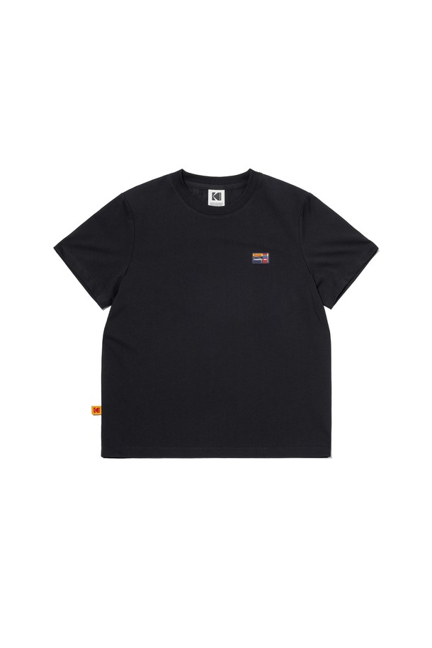 플래시 필름 반팔 티셔츠 우먼 BLACK는 코닥 컬러 디자인과 필름 아카이브 프린트가 돋보이는 여성용 티셔츠입니다. 부드러운 촉감과 신축성 좋은 면, 폴리에스테르 혼방 소재로 제작되어 편안한 착용감을 제공합니다. 라운드넥에 오버핏으로 디자인되어 캐주얼, 미니멀, 스트리트 스타일을 연출하기 좋습니다. 봄, 여름 시즌에 동네 마실룩, 쇼핑룩, 카페룩 등 다양한 TPO에 활용하기 좋은 아이템입니다. 블랙과 화이트 2가지 색상으로 만나보세요.
