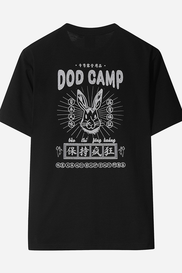 네이쳐 그래픽 반팔 티셔츠 남자(BLACK)는 남성용 반팔 티셔츠입니다. 블랙 색상으로, 봄, 여름에 착용하기 적합하며, 스포티하고 베이직한 스타일을 연출합니다. 부드러운 면 소재로 제작되어 편안한 착용감을 선사하며, 레귤러핏과 라운드넥 디자인으로 제작되었습니다. 러닝룩이나 피트니스룩 등 스포츠 활동 시는 물론, 캐주얼하고 미니멀한 스타일을 표현하고 싶을 때 활용하기 좋습니다. 그래픽 패턴이 돋보이는 얇은 두께의 스포츠웨어입니다.
