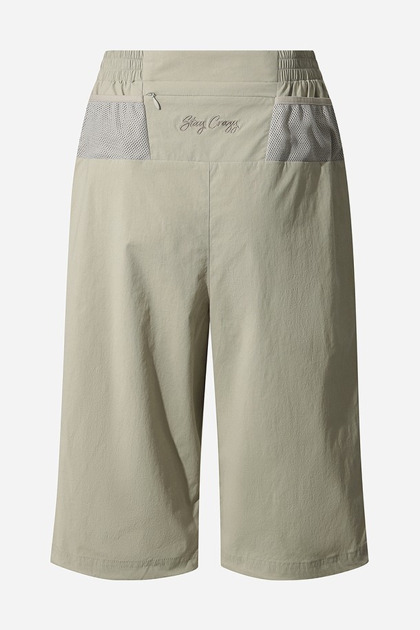 코나 7부 포켓 팬츠 여자 (다크 베이지)는 편안함과 스타일을 모두 갖춘 여성용 7부 포켓 바지입니다. 일상, 캐주얼 스타일에 적합하며, 봄, 여름에 시원하게 착용할 수 있습니다. 나일론, 면, 폴리우레탄, 폴리에스테르 혼방 소재로 제작되어 신축성 있는 착용감을 선사합니다. 7개의 포켓, 밑단 스트링 조절, 통기성 좋은 디자인이 특징이며, 동네 마실룩, 여행룩, 산책룩 등 다양한 TPO에 활용할 수 있습니다. 레귤러핏으로 스포티하면서도 캐주얼한 무드를 연출하여 미니멀한 스타일을 완성합니다.
