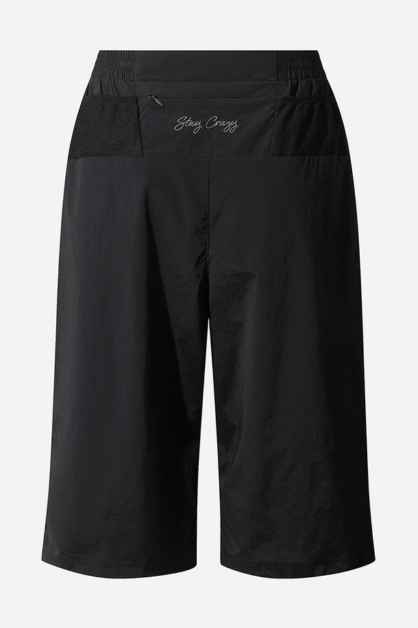 코나 7부 포켓 팬츠 남자(BLACK)는 여름철 스포츠 활동과 일상에서 편안하게 착용할 수 있는 7부 기장의 남성용 바지입니다. 부드러운 촉감과 흡습 기능의 나일론, 면, 폴리우레탄, 폴리에스터 혼방 소재로 제작되어 활동성을 높였습니다. 허리 후면 밴딩 처리와 밑단 스트링 디자인으로 편안한 착용감을 제공하며, 레귤러핏으로 제작되어 캐주얼, 스포티, 미니멀 스타일을 연출하기 좋습니다. 무지 디자인에 포켓 디테일을 더해 실용성을 높였으며, 동네 마실룩, 산책룩, 피트니스룩 등 다양한 TPO에 활용 가능합니다. 장시간 착용에도 불편함이 없는 얇은 두께의 7부 팬츠입니다.
