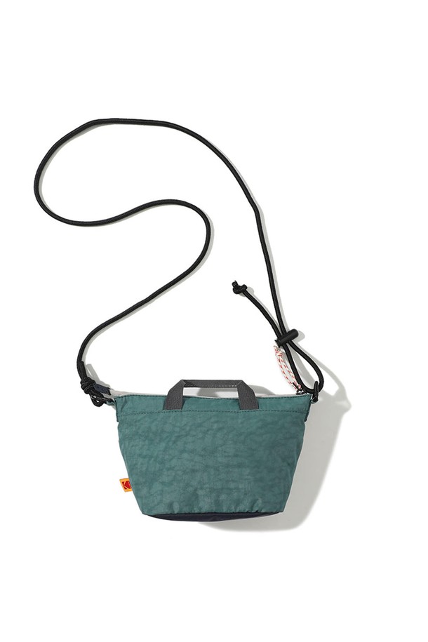 하디 코다크롬 미니 크로스백 BLUE는 여성 고객을 위한 캐주얼 스타일의 미니멀한 사각 크로스백입니다. 코다크 브랜드와의 콜라보레이션을 통해 더욱 특별함을 더했으며, 산뜻한 블루 컬러와 로고 패턴으로 포인트를 주어 데이트룩과 쇼핑룩에 잘 어울립니다. 가볍게 들고 다니기 좋은 미니 사이즈로 일상에서 편안하게 사용할 수 있으며, 다양한 스타일에 매치하기 용이합니다.
