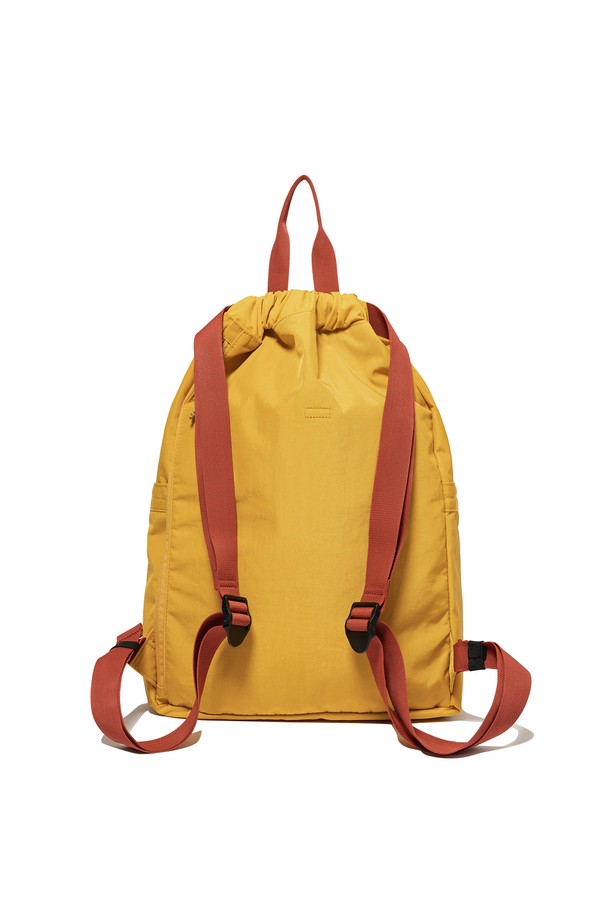 하디 멀티 컬러 스트링 버킷 백팩 (20L) 옐로우는 20L 용량의 나일론 소재 백팩입니다. 옐로우와 카키 두 가지 색상으로 출시되었으며, 남성 고객을 위해 디자인되었습니다. 버킷 모양에 조임용 끈 잠금 방식, 버클과 카라비너 디테일이 특징입니다. 전면 수납 포켓, 측면 수납공간, 13인치 전자기기 수납공간, 핸들 스트랩, 보강 밴드 등 실용적인 기능으로 여행룩, 산책룩, 캠핑룩 등 다양한 TPO에 활용 가능합니다. 캐주얼, 미니멀, 고프코어 스타일을 즐기는 분들께 추천합니다.
