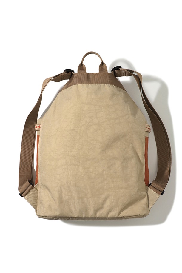 하디 스트링 버킷 백팩 (15L) 오렌지는 여행룩, 캐주얼, 미니멀, 스포티 스타일을 위한 남성용 백팩입니다. 15L 사이즈의 미디엄 크기로, 나일론 소재에 오렌지 컬러가 특징입니다. 버킷 형태에 조임 끈 잠금 방식으로 내용물을 안전하게 보호하며, 소지품 고리와 손잡이가 있어 편리합니다. 여행 및 일상에서 폭넓게 활용할 수 있는 실용적인 가방입니다.
