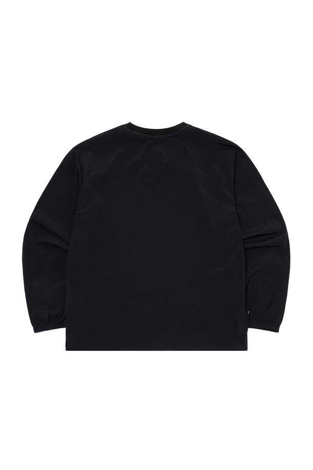 플래시 우븐 긴팔 피스테 BLACK는 데일리웨어, 여행룩, 피트니스룩에 모두 잘 어울리는 제품입니다. 나일론스판 소재를 사용하여 신축성이 뛰어나고, 크레오라 원사로 제작되어 내구성이 우수합니다. 얇은 두께감과 부드러운 촉감으로 편안한 착용감을 선사하며, 세미오버핏으로 제작되어 트렌디한 스타일을 연출합니다. 플래시 우븐 5부 반바지와 셋업하여 캐주얼, 미니멀, 스포티한 무드를 완성할 수 있습니다. 블랙 컬러의 무지 디자인으로 어떤 스타일에도 쉽게 매치할 수 있습니다.
