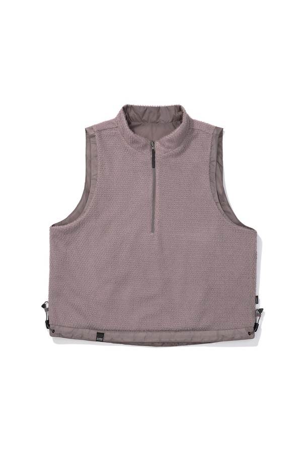 W(모스) 모스 폴라텍 알파 다이렉트 90 리버시블 베스트 LIGHT BLUEBERRY는 아웃도어 활동과 일상에서 모두 활용 가능한 베스트입니다. 가을, 겨울 시즌에 적합하며, 스포티하면서도 미니멀한 스타일을 연출합니다. 가볍고 부드러운 폴리에스터, 나일론 혼방 소재에 Polartec Alpha Direct 90g를 사용하여 보온성과 통기성을 동시에 제공합니다. 리버시블 디자인으로 다양한 스타일을 연출할 수 있으며, 방수 및 방풍 기능을 갖춰 변덕스러운 날씨에도 쾌적하게 착용 가능합니다. 등산, 가을 나들이, 겨울 데일리룩 등 폭넓은 TPO에 활용하기 좋습니다.
