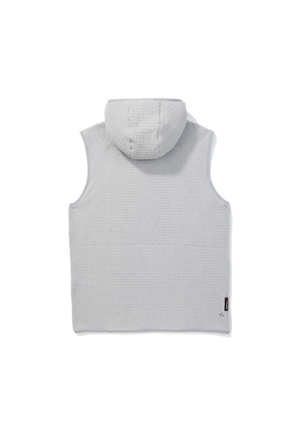 모스(MOSS) 폴라텍 알파 다이렉트 120 베스트 LIGHT GREY는 등산, 아웃도어 활동은 물론 일상에서도 폭넓게 활용 가능한 공용 베스트입니다. 폴라텍 알파 다이렉트 120g 소재를 사용하여 보온성과 통기성이 뛰어나며, 속건 기능으로 쾌적함을 유지합니다. 레귤러핏으로 제작되었으며, 얇은 두께감과 부드러운 촉감으로 편안한 착용감을 선사합니다. 라이트 그레이 컬러의 무지 디자인에 후드 네크라인으로 스포티하고 미니멀한 스타일을 연출하며, 레이어링하여 다양한 스타일을 소화할 수 있습니다. 봄, 가을 시즌에 등산룩으로 활용하기 좋습니다.
