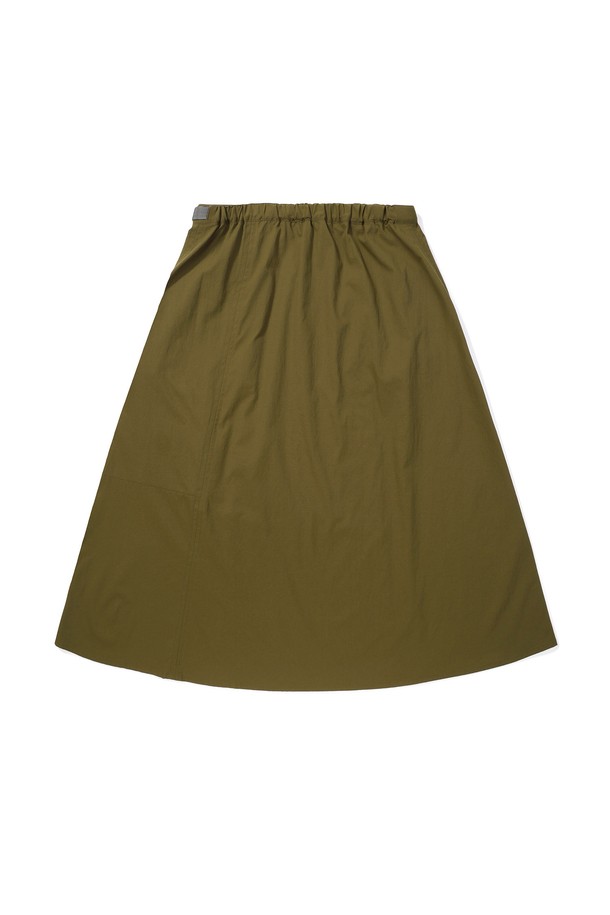 요세미티(YOSEMITE) 올라운드 하이킹 스커트 KHAKI는 아웃도어 활동에 적합한 여성용 하이킹 스커트입니다. 방수 기능과 신축성을 갖춘 나일론 소재로 제작되어 사계절 내내 활용 가능하며, 뻣뻣한 촉감과 A라인 플레어 디자인이 특징입니다. 카키 컬러의 무지 패턴으로 스포티하면서도 캐주얼한 스타일을 연출하며, 등산, 캠핑, 여행 등 다양한 TPO에 활용하기 좋습니다. 레귤러핏으로 편안하게 착용 가능하며, 실용적인 포켓 디테일을 더했습니다.
