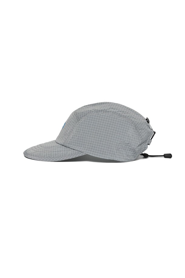 모조(MOJO) 경량 패커블 캡 GREY는 가볍고 실용적인 디자인으로 일상, 여행, 아웃도어 활동에 적합한 캡모자입니다. 부드러운 촉감의 나일론 소재와 중간 깊이의 모자, 중간 챙 넓이로 편안한 착용감을 제공합니다. 얇은 두께에 무지 패턴으로 어떤 스타일에도 잘 어울리며, 와이어와 스냅 버튼 디테일이 돋보입니다. 카본 코팅 립스탑 소재로 제작되어 고내구성을 자랑하며, 경량 및 패커블 기능으로 휴대성이 좋습니다. 챙 조절이 가능하여 햇빛을 효과적으로 가려주며, 선글라스 홀딩 기능으로 편리함을 더했습니다.
