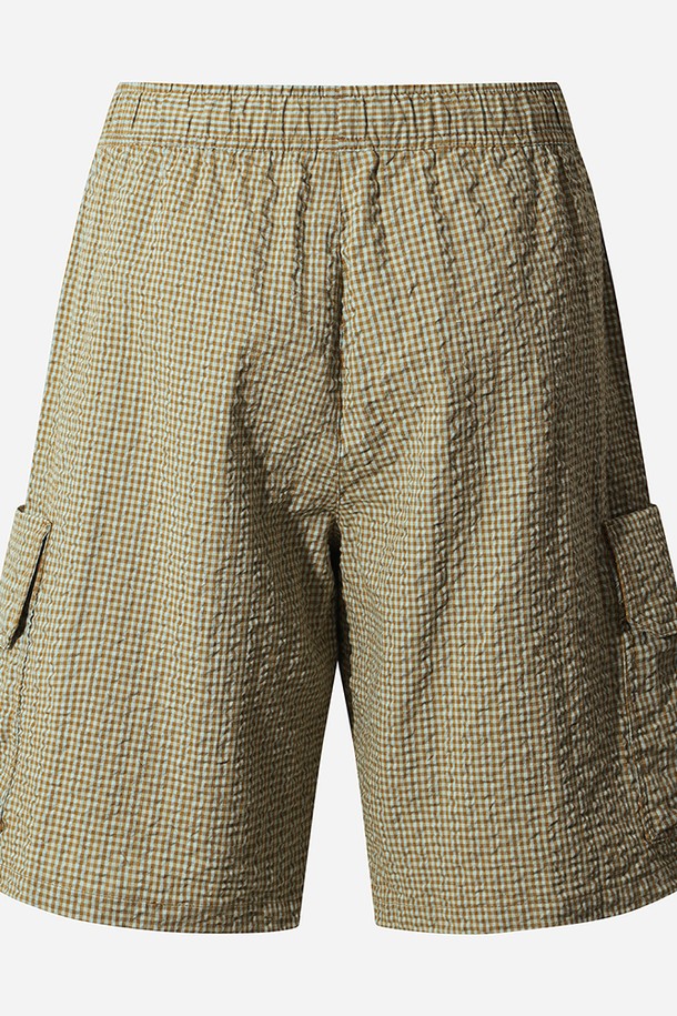 유니) 올데이체크 반바지(BROWN)는 여름철 시원하게 입기 좋은 캐주얼 반바지입니다. 브라운 컬러의 체크 패턴이 돋보이며, 레귤러핏과 세미오버 핏으로 편안한 착용감을 선사합니다. 통기성이 우수한 시어서커 소재로 제작되어 쾌적함을 유지하며, 아웃포켓 디테일로 실용성을 더했습니다. 가볍고 몸에 달라붙지 않아 캠핑, 여행, 휴가 등 다양한 TPO에 활용하기 좋습니다. 미니멀, 리조트 스타일을 즐기는 분들께 추천합니다.
