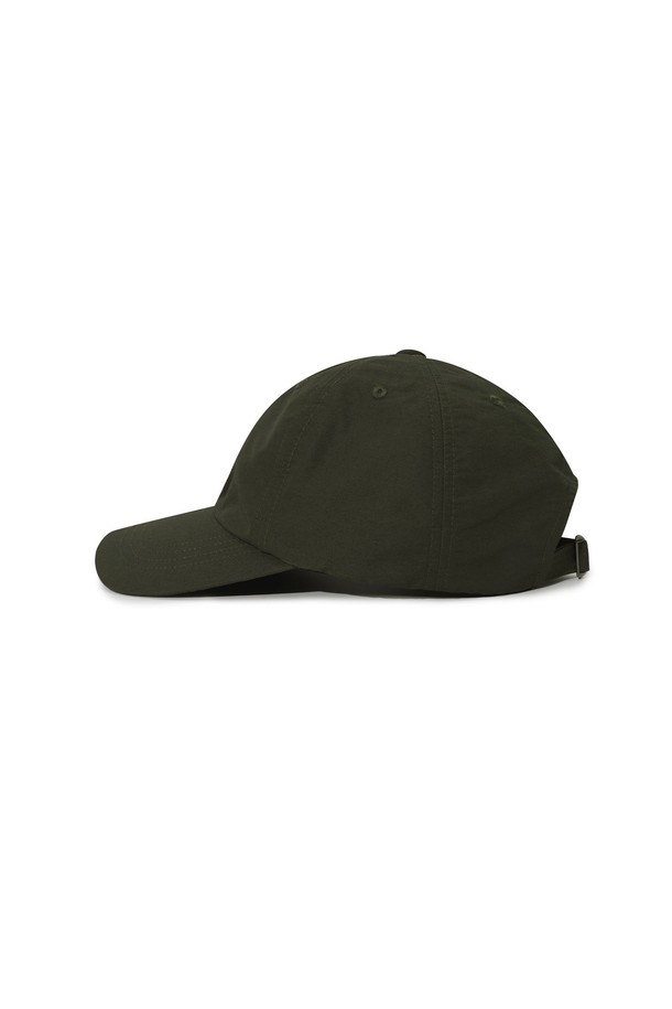 오리지널 마운틴 볼캡 카키는 캐주얼, 고프코어, 미니멀 스타일을 아우르는 모자입니다. 봄, 여름, 가을 계절에 착용하기 좋으며, 일상 및 하이킹과 같은 다양한 TPO에 적합합니다. 면, 나일론, 폴리에스테르 혼방 소재로 제작되어 부드러운 촉감과 얇은 두께감을 자랑합니다. 챙 길이 7cm, 모자 깊이 15.5cm이며, 통기, 속건, 흡습 기능과 메쉬 안감, COOLMAX 소재, 프리사이즈로 편안한 착용감을 제공합니다. 무지 패턴의 카키색 볼캡으로 심플하면서도 멋스러운 스타일을 연출해보세요.
