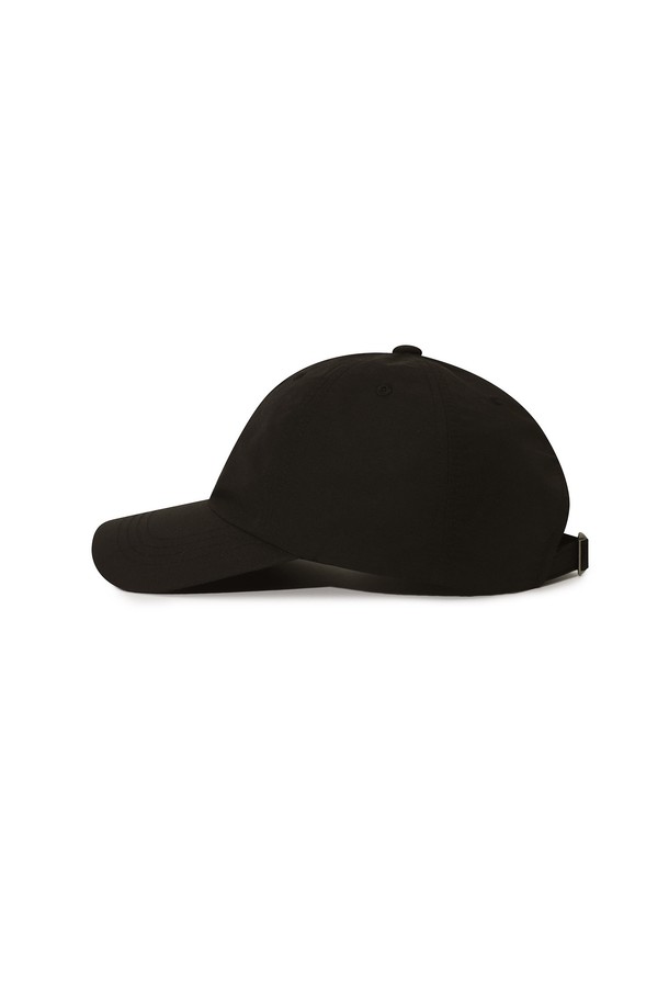 오리지널 마운틴 볼캡 블랙은 캐주얼, 미니멀, 클래식 스타일을 추구하는 분들을 위한 모자입니다. 면 소재로 제작되어 부드러운 촉감을 선사하며, 봄, 여름, 가을 계절에 착용하기 좋습니다. 일상, 동네 마실, 산책, 여행 등 다양한 TPO에 활용 가능한 실용적인 아이템입니다. 일반적인 모자 깊이와 챙 넓이로 디자인되었으며, 마운틴 시리즈의 로고 자수 디테일이 돋보입니다. 블랙 컬러는 어떤 스타일에도 쉽게 매치되어 활용도를 높여줍니다.
