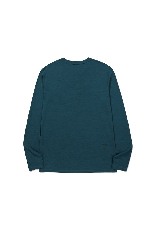 시에라 울 (SIERRA WOOL) 롱 슬리브 블루 그린은 아웃도어, 일상, 스포츠 활동에 적합한 공용 상의입니다. 메리노 울 53%, 아크릴 29%, 나일론 18%의 혼방으로 제작되어 부드러운 촉감과 보온성, 통기성을 제공하며, 울마크 인증을 받았습니다. 17.5 마이크론의 섬세한 울 소재와 140g/m²의 얇은 두께로 간절기부터 겨울까지 레이어링하여 활용하기 좋습니다. 스포티, 미니멀, 클래식 스타일을 연출할 수 있으며, 라운드넥과 레귤러핏으로 디자인되었습니다. 흡습, 속건 기능으로 쾌적함을 유지하며, 등산룩, 겨울 데일리룩, 캠핑룩 등 다양한 상황에 활용하기 좋습니다.