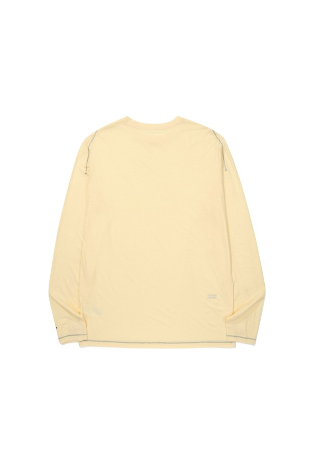 시에라 울(SIERRA WOOL) 롱 슬리브 레몬 옐로우는 울마크 인증을 받은 울 블렌드 소재의 롱 슬리브입니다. 메리노 울 53%, 17.5 마이크론, 140g/m² 중량으로 제작되어 부드러운 촉감과 함께 흡습, 속건, 보온, 향균, 통기, 체온조절 기능까지 갖췄습니다. 레귤러 핏, 라운드넥 디자인으로 하이킹, 일상, 아웃도어 활동은 물론, 가을 나들이룩, 겨울 데일리룩 등 다양한 때와 장소와 목적에 활용 가능합니다. 스포티, 미니멀, 클래식 스타일을 모두 아우르는 베이직한 디자인의 레몬 옐로우 컬러 상의입니다. 봄, 가을, 겨울, 계절에 맞춰 활용할 수 있는 실용적인 아이템입니다.
