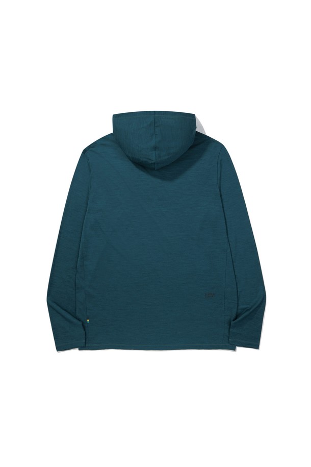시에라 울(SIERRA WOOL) 후디 BLUE GREEN은 하이킹, 일상, 아웃도어 활동에 적합한 공용 후디입니다. 메리노 울 53%, 아크릴 29%, 나일론 18%의 혼방 소재로 제작되어 부드러운 촉감과 흡습, 속건, 향균, 온도 조절 기능을 제공합니다. 울마크 인증을 받은 17.5 마이크론의 고급 울 소재를 사용하여 간절기 날씨에 적합하며, 스포티하고 캐주얼한 스타일을 연출합니다. 레귤러핏과 레귤러 기장의 후디로 등산룩, 가을 나들이룩에 활용하기 좋습니다. 무지 패턴의 블루 그린 컬러가 미니멀한 디자인을 돋보이게 합니다.
