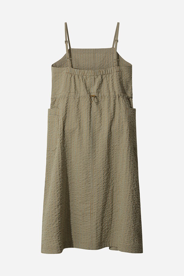 브라운 컬러의 여성용 올데이체크 원피스입니다. 봄, 여름 시즌에 어울리는 얇은 두께감의 민소매 A라인 원피스로, 캐주얼하고 베이직한 스타일을 연출합니다. 체크 패턴과 스퀘어넥 디자인, 그리고 스트랩 디테일이 특징이며, 데이트룩이나 여행룩에 잘 어울립니다. 레귤러핏으로 편안하게 착용 가능하며, 미니멀하고 클래식한 분위기를 더해줍니다.
