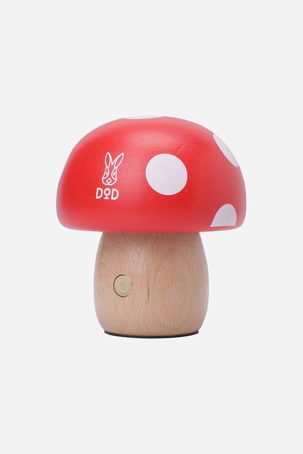 키노코 우드 랜턴(RED)은 캠핑 감성을 더하는 버섯 형태의 LED 조명 랜턴입니다. 붉은색 우드 소재로 제작되었으며, 귀여운 도트 무늬가 특징입니다. 3단계 밝기 조절이 가능하며, 6~30LM의 밝기를 제공하여 은은한 캠핑 분위기를 연출합니다. 1200mAh 배터리가 내장되어 충전하여 사용할 수 있으며, USB Type-C 충전을 지원합니다. KC인증을 받아 안전하게 사용할 수 있으며, 부드러운 터치 조작 버튼으로 편리하게 사용할 수 있습니다.
