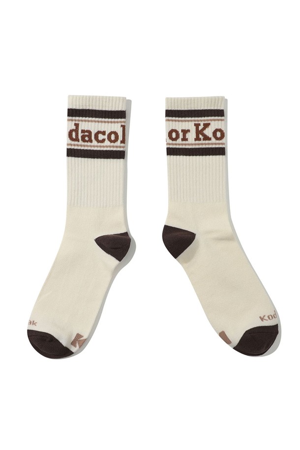 **코다컬러 크루 삭스 브라운**은 부드러운 촉감의 30수 코마면을 사용하여 사계절 내내 편안하게 착용할 수 있는 양말입니다. 미드캐프 길이로 제작되어 활동적인 스타일을 연출하며, 캐주얼, 미니멀, 클래식 등 다양한 스타일에 매치하기 좋습니다. 브라운을 포함하여 다크그린, 네이비, 레드, 옐로우, 아이보리 등 다채로운 컬러로 구성되어, 컬러 위빙 패턴으로 포인트를 더했습니다. 동네 마실룩이나 산책룩과 같은 일상적인 TPO에 적합하며, 코다컬러의 시그니처 라인을 통해 디자인의 완성도를 높였습니다.
