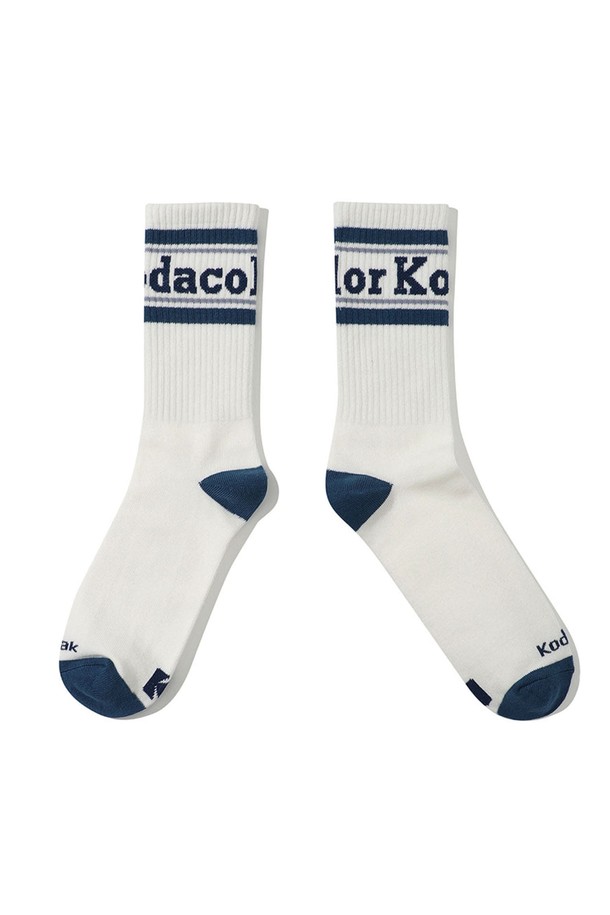 **코다컬러 크루 삭스 네이비**는 부드러운 촉감의 30수 코마면을 사용하여 제작되어 편안한 착용감을 선사합니다. 미드 카프 길이로 제작되었으며, 시그니처 컬러 포인트가 특징입니다. 일상, 동네 마실, 산책, 집콕 등 다양한 TPO에 잘 어울리며, 캐주얼, 미니멀, 클래식 스타일을 즐겨 입는 분들께 추천합니다. 네이비, 브라운, 다크 그린, 레드, 옐로우, 아이보리 등 다채로운 컬러 옵션으로 만나보세요. 신축성이 있어 활동성을 높여줍니다.
