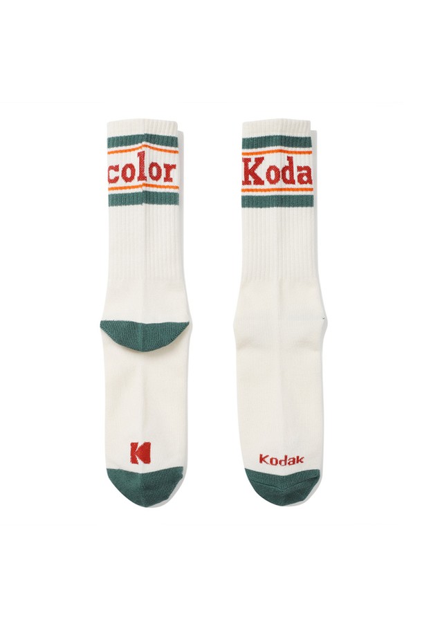 코다컬러 크루 삭스 다크 그린은 아이보리 베이스에 코닥 컬러 위빙 디테일과 시그니처 라인 디자인이 돋보이는 양말입니다. 면, 폴리에스테르, 폴리우레탄 혼방 소재로 제작되어 부드러운 촉감과 신축성을 제공하며, 사계절 내내 활용 가능합니다. 중간 두께의 미드카프 길이로 편안한 착용감을 선사하며, 캐주얼, 미니멀, 클래식 스타일을 모두 소화합니다. 산책룩이나 동네 마실룩에 매치하여 세련된 포인트를 더해보세요.
