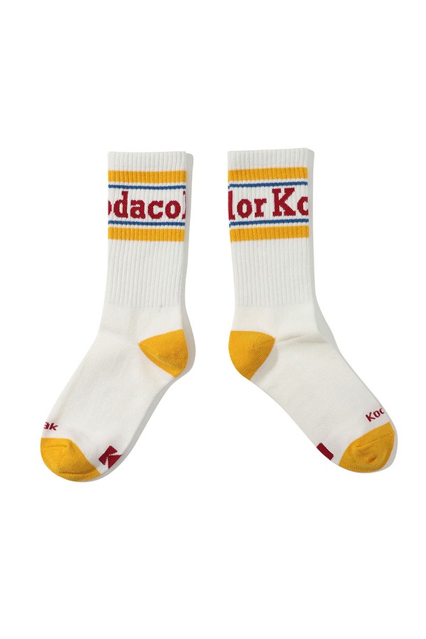 코다컬러 크루 삭스 옐로우는 남녀 공용으로 제작된 양말입니다. 면 소재로 제작되어 사계절 내내 착용하기 좋으며, 흡습 기능이 있어 쾌적한 착용감을 선사합니다. 옐로우와 화이트 컬러로 제공되며, 일상생활은 물론 가벼운 산책이나 동네 마실룩에 잘 어울립니다. 캐주얼, 미니멀, 클래식 스타일을 모두 소화하는 로고 패턴의 크루 삭스입니다.

