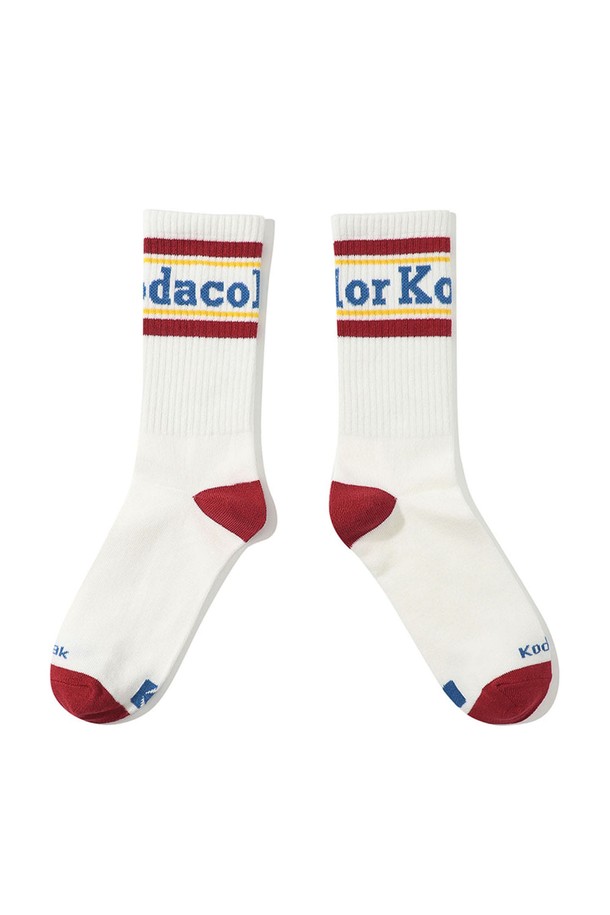 코다컬러 크루 삭스 RED는 캐주얼, 미니멀, 클래식 스타일을 아우릅니다. 종아리 중간까지 오는 기장감에, 면 30수 코마사로 제작되어 부드러운 착용감을 선사합니다. 아이보리 컬러 베이스에 코다컬러 웨빙 디자인과 시그니처 웨빙 라인이 포인트로 더해졌습니다. 일상, 동네 마실룩, 여행룩 등 다양한 TPO에 활용하기 좋습니다. 레드, 브라운, 네이비, 엘로우, D.그린 등 다채로운 컬러로 만나보세요.
