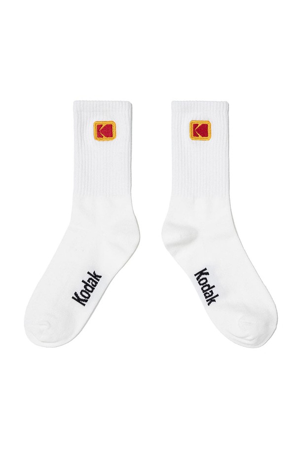 컬러플러스 미니로고 크루 삭스 WHITE는 부드러운 촉감의 면, 폴리에스테르, 폴리우레탄 혼방 소재로 제작된 양말입니다. 일상생활에서 편안하게 착용할 수 있으며, 사계절 내내 활용 가능합니다. 미드칼프 길이로 디자인되었으며, 30수 코마사 면을 사용하여 부드러운 착용감을 선사합니다. 시그니처 로고 니트 패턴이 특징이며, 캐주얼, 미니멀, 클래식 스타일을 연출하기 좋습니다. 동네 마실룩이나 집콕룩에 매치하여 편안하면서도 스타일리시하게 연출해 보세요.
