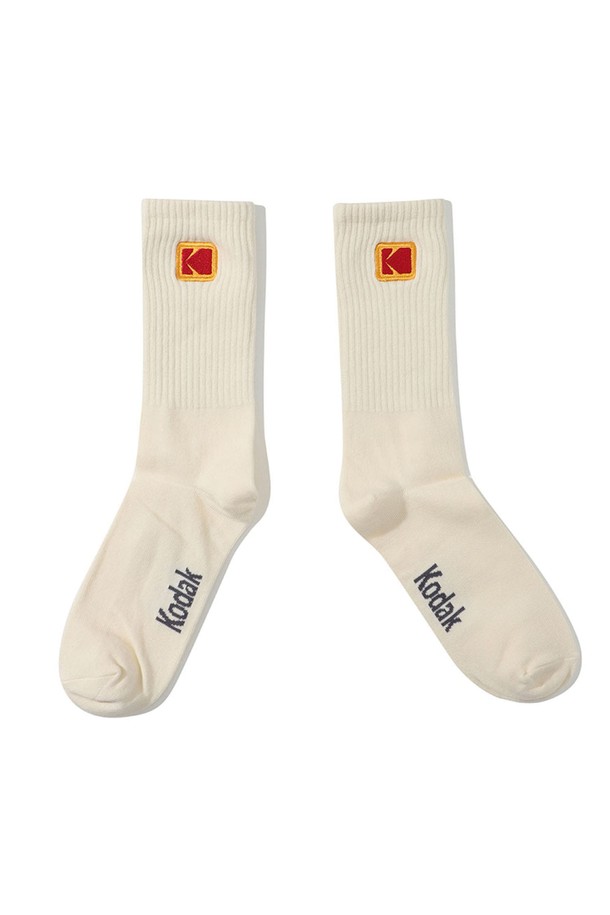 컬러플러스 미니로고 크루 삭스 아이보리는 편안하고 스타일리시한 일상생활을 위한 양말입니다. 부드러운 촉감의 30수 코마면을 사용하여 제작되었으며, 사계절 내내 착용하기 좋습니다. 아이보리, 카키, 화이트 세 가지 색상으로 제공되며, 미드칼프 길이의 크루 삭스 스타일로 디자인되었습니다. 깔끔한 미니멀, 캐주얼, 클래식 스타일을 연출하며, 동네 마실룩이나 산책룩에 적합합니다. 로고 패턴이 은은하게 포인트를 더해줍니다.
