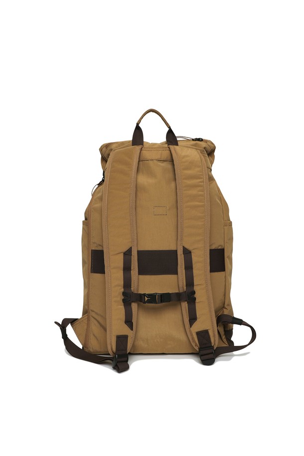 하디 오버사이즈 백팩 (28L) 베이지는 28L의 넉넉한 수납공간을 제공하는 남성용 백팩입니다. 고밀도 나일론 소재로 제작되어 튼튼하며, 버클과 카라비너 디테일로 디자인 포인트를 더했습니다. 전면 포켓 사이드 지퍼, 16인치 전자기기 수납공간, 양 사이드 수납공간을 갖춰 실용성을 높였습니다. 분실 방지 기능과 캐리어 결합이 가능하여 여행룩, 캐주얼, 미니멀, 시티보이 스타일에 잘 어울립니다. 코닥 컬러 시그니처 포인트가 돋보이는 베이지 및 카키 색상으로 출시되었습니다.
