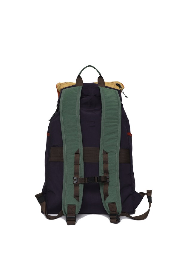 하디 오버사이즈 백팩 (28L) 카키는 남성용 백팩으로, 넉넉한 수납력을 자랑하는 28L 대용량 라지 사이즈입니다. 카키 및 베이지 컬러의 나일론 소재로 제작되었으며, 버클과 카라비너 디자인이 돋보입니다. 분실 방지, 캐리어 결합, 전자기기 수납 기능을 갖춰 일상 및 여행에 적합하며, 사각 모양에 전면 및 사이드 포켓이 실용성을 더합니다. 고밀도 촉감과 미니멀, 시티보이 스타일을 연출할 수 있으며, 여행룩과 출근룩에 모두 잘 어울립니다.
