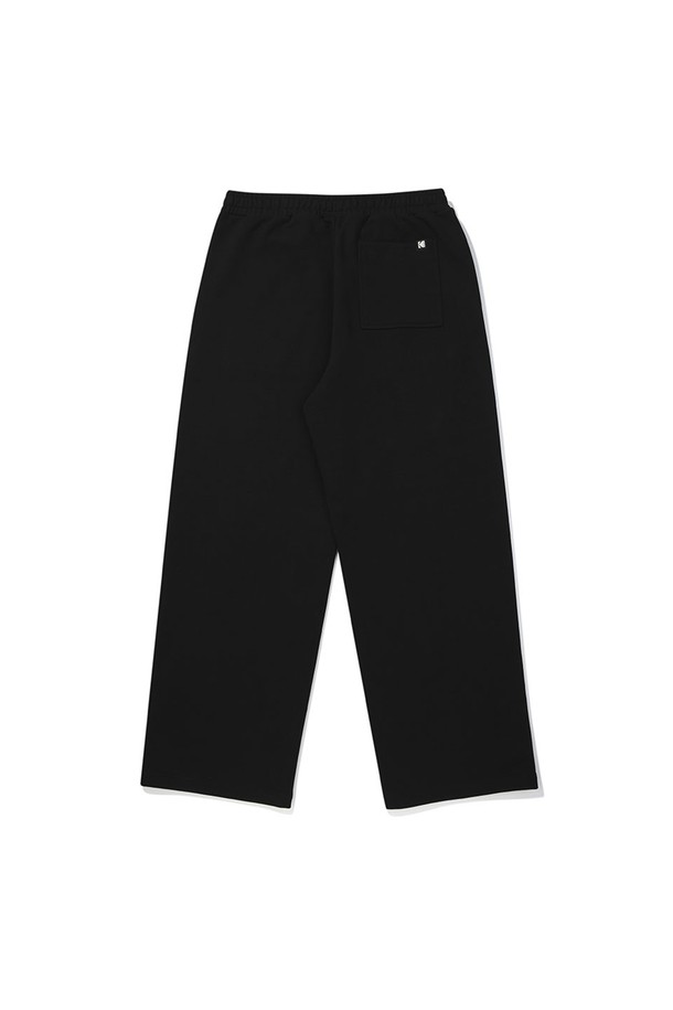 미니 로고 스트레이트 팬츠 블랙은 남녀 모두 착용 가능한 유니섹스 스타일의 스트레이트 핏 바지입니다. 면과 폴리에스테르 혼방 소재로 제작되어 부드러운 촉감과 신축성을 제공하며, 사계절 내내 활용 가능합니다. 허리 밴딩 디테일로 편안한 착용감을 선사하며, 자수 로고가 포인트로 디자인되었습니다. 캐주얼, 스포티, 미니멀 스타일을 연출하기 좋으며, 레인보우 탑 아이템과 세트 착용하여 개성 있는 룩을 완성할 수 있습니다. 일상, 여행, 집콕 등 다양한 TPO에 활용 가능한 실용적인 아이템입니다.
