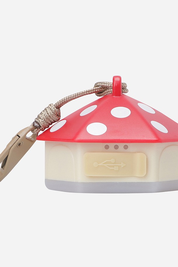 키노코 미니 랜턴 3SET(레드)는 버섯을 모티브로 한 귀여운 디자인의 미니 랜턴 3개 세트입니다. ABS, 실리콘, TPR 소재로 제작되었으며, 캠핑 및 일상생활에서 활용하기 좋습니다. USB-C 충전 방식이며, 배터리 잔량 표시 기능과 밝기 조절, 후크 연결이 가능합니다. 따뜻한 3,000K 색온도의 전구색 빛을 제공하며, 최대 밝기 150LM으로 약 6시간, 최저 밝기 5LM으로 약 60시간 사용 가능합니다. 테이블 타프 연출에도 활용할 수 있어 캠핑 분위기를 더합니다.
