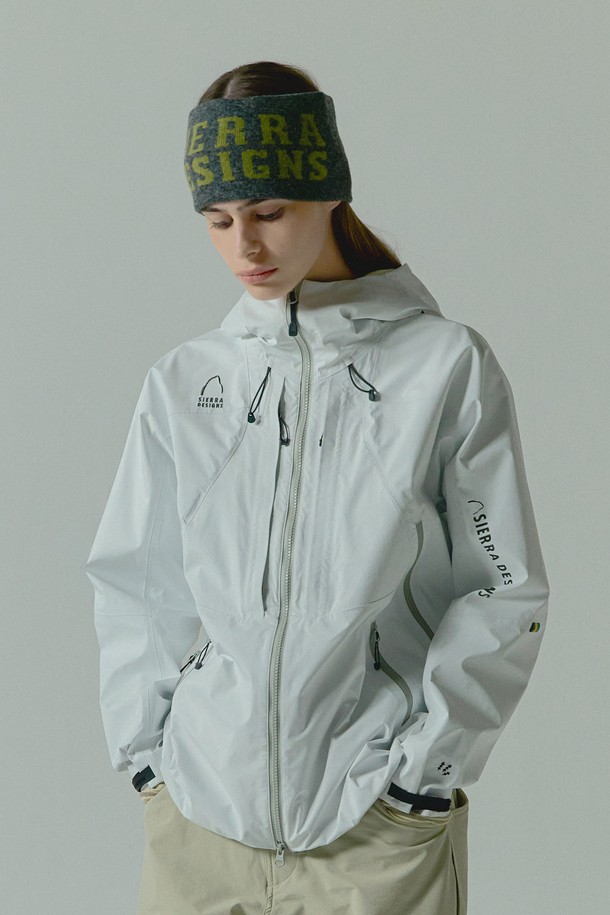 바사르트(BASALT) 3레이어 재킷 WHITE는 아웃도어 활동과 하이킹에 적합한 스포티한 스타일의 자켓입니다. 무지 디자인에 화이트 컬러로 깔끔함을 더했으며, 3레이어 구조로 방수, 방풍, 발수 기능을 갖춰 변덕스러운 날씨에도 쾌적하게 착용할 수 있습니다. 얇은 두께감에 긴소매, 집업 스타일로 제작되었으며, 벤틸레이션, 패커블 기능, 후드 조절, YKK 지퍼를 적용하여 활동성과 편의성을 높였습니다. 등산, 여행, 캠핑 등 다양한 TPO에 활용 가능한 실용적인 아이템입니다.
