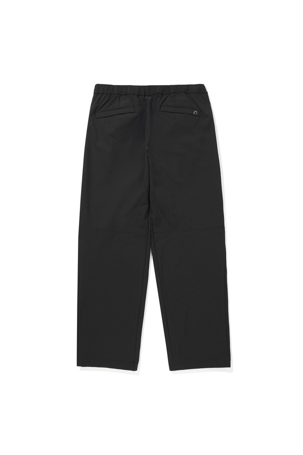 요세미티 데이하이크 팬츠(BLACK)는 가벼운 산책, 일상 속 아웃도어 활동, 데일리 캐주얼, 가벼운 트레킹에 적합한 바지입니다. 나일론과 폴리우레탄 혼방 소재로 제작되어 발수, 방풍, 고내구성, 스트레치 기능을 제공하며 부드러운 촉감을 느낄 수 있습니다. 레귤러핏 디자인으로 편안한 착용감을 선사하며, 허리 스트링과 밑단 조절 디테일로 활동성을 높였습니다. 백포켓과 절개 포인트 디자인이 돋보이며, 산책룩, 여행룩, 캐주얼, 고프코어, 미니멀 스타일을 연출하기 좋습니다.
