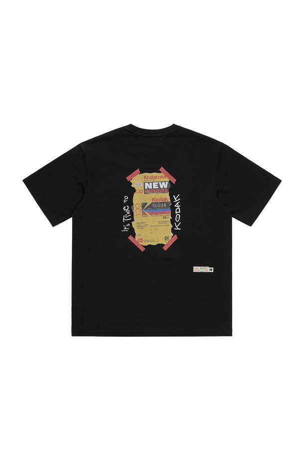 현예슬 작가의 감성을 담은 "모먼츠 에어로쿨" 블랙 반팔 티셔츠 입니다. 일상과 스포츠 활동 모두에 적합한 공용 제품으로, 여름 시즌에 시원하게 착용할 수 있습니다. 부드러운 촉감의 면과 폴리에스테르 혼방 소재에 에어로쿨 원사를 사용하여 흡습, 속건, 통기성이 뛰어납니다. 세미 오버핏의 라운드넥 디자인으로, 캐주얼, 스포티, 미니멀한 스타일을 연출합니다. 빈티지 아카이브 감성의 현예슬 작가 콜라보레이션 프린트가 돋보이는 제품입니다.
