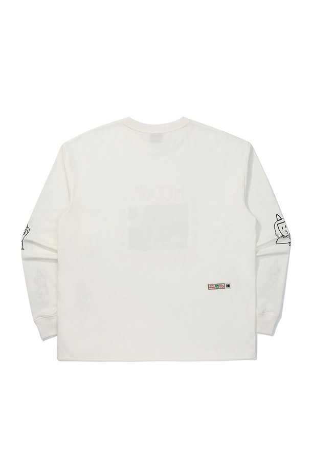 현예슬 작가의 감성을 담은 [모먼츠] 긴팔 티셔츠 WHITE입니다. 부드러운 촉감의 면과 폴리에스테르 혼방 소재로 제작되어 봄, 가을 일상에서 편안하게 착용하기 좋습니다. 오버핏과 릴랙스핏의 여유로운 실루엣으로 캐주얼한 스타일을 연출하며, 라운드넥 디자인으로 편안함을 더했습니다. 코로나 가공 처리된 기능성 원단에 현예슬 작가의 감각적인 그래픽 프린트가 더해져 소장 가치를 높였습니다. 얇은 두께감으로 활동성을 높이고, 시원한 냉감 기능을 갖춰 쾌적하게 착용할 수 있습니다.
