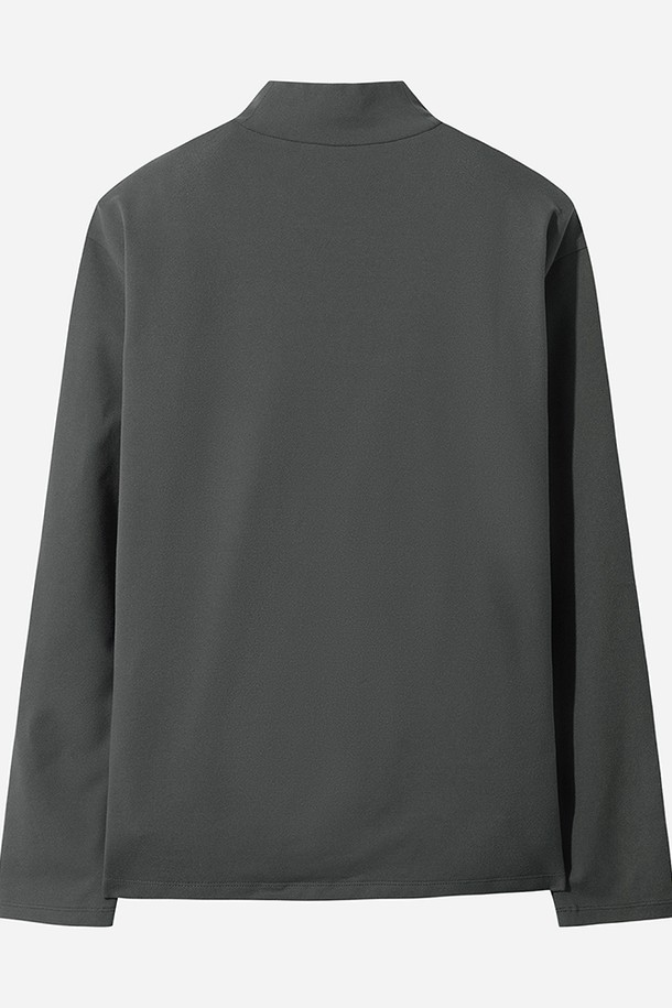 남성용 에센셜 모크넥 긴팔 티셔츠(CHARCOAL)입니다. 가을, 겨울 시즌에 어울리는 차콜 색상의 레귤러핏 긴팔 티셔츠로, 베이직하고 스포티한 스타일을 연출합니다. 출근룩은 물론 일상생활과 스포츠 활동에도 적합하게 디자인되었습니다. 모크넥 디자인과 무지 패턴으로 미니멀하고 세련된 느낌을 선사하며, 레귤러 기장으로 편안한 착용감을 제공합니다.
