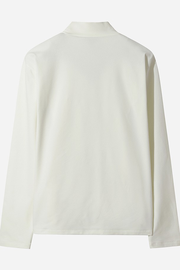 남성용 에센셜 모크넥 긴팔 티셔츠(OFF WHITE 2)입니다. 베이직하고 스포티한 스타일로 일상과 스포츠 활동 모두에 적합합니다. 부드러운 면 소재로 제작되어 흡습성이 뛰어나며, 레귤러핏으로 편안한 착용감을 선사합니다. 오프화이트 컬러의 무지 디자인에 모크넥으로 깔끔함을 더했습니다. 봄, 가을, 겨울 계절에 활용하기 좋은 긴소매 티셔츠입니다.
