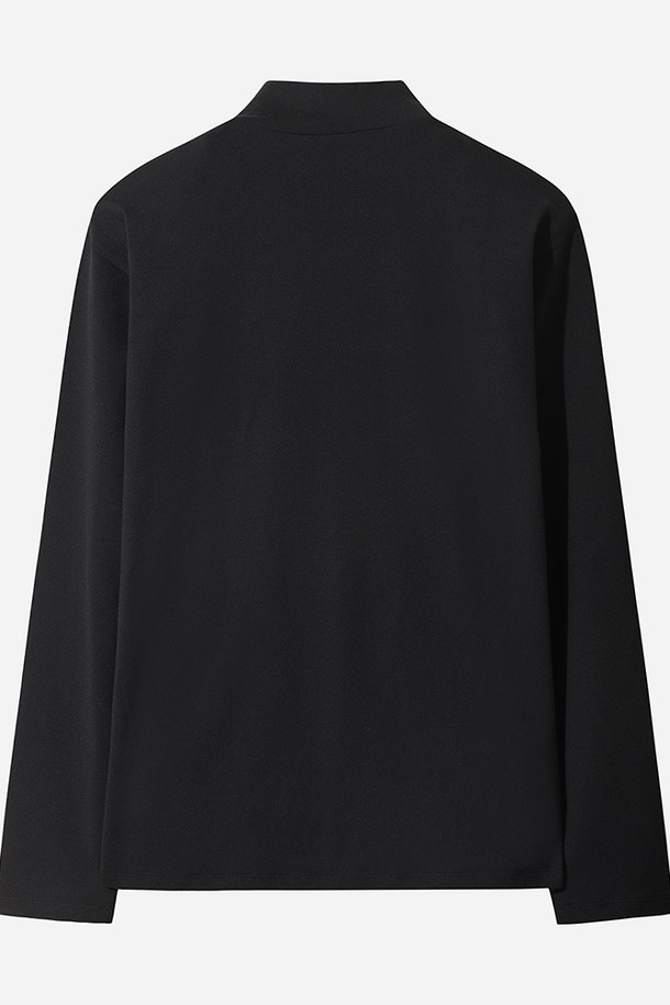 남성용 에센셜 모크넥 긴팔 티셔츠(블랙)입니다. 레귤러핏으로 제작되어 편안한 착용감을 제공하며, 봄, 가을, 겨울 세 계절 모두 활용 가능한 실용적인 아이템입니다. 일상복은 물론, 피트니스룩으로도 적합하여 다용도로 활용할 수 있습니다. 스포티하면서도 미니멀한, 그리고 캐주얼한 스타일을 연출하기 좋습니다. 무지 디자인의 블랙 컬러로 어떤 옷에도 쉽게 매치할 수 있어 활용도가 높습니다.
