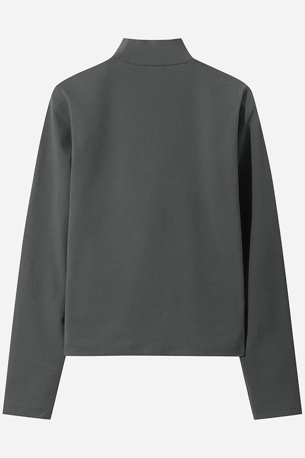 이 여성 에센셜 모크넥 긴팔 티셔츠(CHARCOAL)는 가을, 겨울철 피트니스룩과 일상 룩에 모두 활용하기 좋은 제품입니다. 스포티하면서도 미니멀한 스타일을 추구하는 여성에게 적합하며, 차콜 컬러의 무지 디자인으로 어떤 하의와도 잘 어울립니다. 모크넥 디자인과 긴소매 기장으로 보온성을 높였으며, 에센셜 라인으로 제작되어 기본적인 데일리 아이템으로 활용하기 좋습니다.
