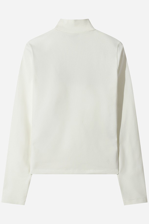 여성용 에센셜 모크넥 긴팔 티셔츠(OFF WHITE 2)입니다. 부드러운 면 소재로 제작되어 편안한 착용감을 선사하며, 레귤러핏으로 제작되어 다양한 체형에 잘 어울립니다. 베이직하고 스포티한 스타일 연출에 용이하며, 봄, 가을, 겨울 시즌에 활용하기 좋습니다. 흡습 기능이 있어 스포츠 활동 시에도 쾌적함을 유지하며, 피트니스룩 또는 산책룩으로 활용하기 좋습니다. 무지 디자인과 오프화이트 컬러로 미니멀하고 세련된 스타일을 완성해 보세요.
