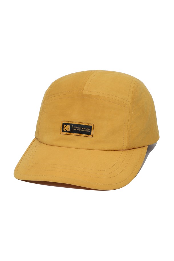 코다커리 다잉 캠프캡 옐로우는 캐주얼, 미니멀, 스포티한 스타일을 즐기는 모든 분들을 위한 모자입니다. 봄, 여름, 가을 시즌에 착용하기 좋으며, 일상, 산책, 여행 등 다양한 TPO에 활용할 수 있습니다. 웨이브 다잉 패턴의 옐로우 컬러가 돋보이며, 나일론 소재로 제작되어 가볍고 통기성이 우수합니다. 15.5~16cm의 모자 깊이와 뒷면 벨크로 스트랩으로 사이즈 조절이 가능해 편안한 착용감을 선사하며, 메쉬 안감과 땀 흡수 밴드로 쾌적함을 더했습니다.
