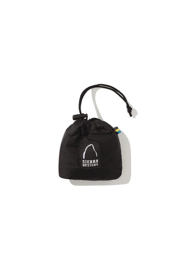 요세미티(YOSEMITE) 패커블 플로깅 백 BLACK은 아웃도어 활동 및 캠핑에 적합한 트래쉬백입니다. 가볍고 튼튼한 30D 립스탑 나일론 소재로 제작되어 휴대성이 뛰어나며, 접이식 보관이 가능하여 편리하게 사용할 수 있습니다. 블랙 색상의 무지 디자인에 카라비너와 스냅 버튼으로 포인트를 더했으며, 가방 하단 흔들림 방지 기능으로 안정성을 높였습니다. 패커블 기능으로 사용하지 않을 때는 작게 접어 가방에 부착하여 보관할 수 있어 실용적입니다. 사각 형태의 가방으로 넉넉한 수납 공간을 제공합니다.
