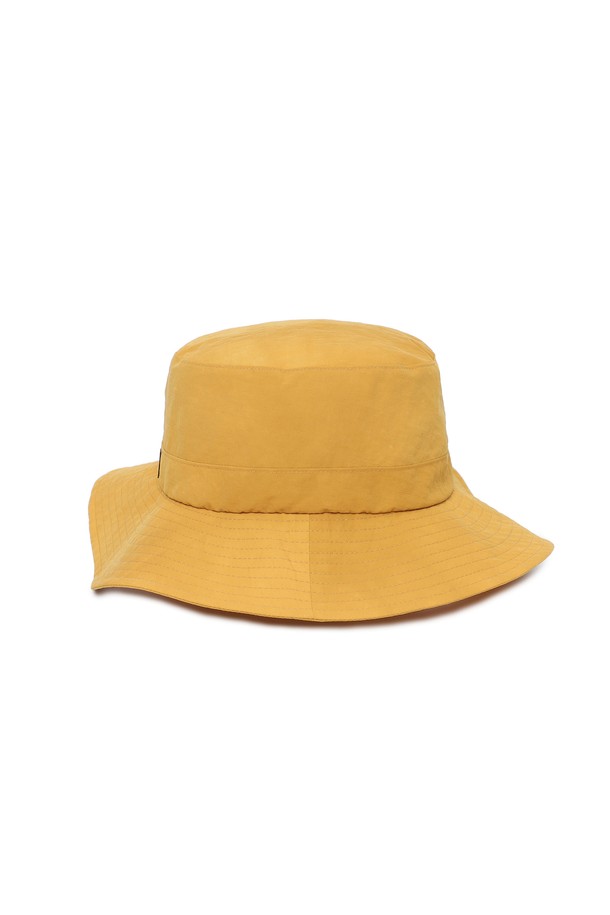코다커리 다잉 버킷햇 옐로우는 캐주얼, 미니멀, 리조트 스타일을 추구하는 분들을 위한 모자입니다. 봄, 여름 시즌에 어울리는 이 버킷햇은 나일론 소재로 제작되었으며, 웨이브 다잉 패턴으로 독특한 멋을 더했습니다. 턱끈과 메쉬 안감, 스웨트밴드가 있어 편안한 착용감을 선사하며, 턱끈 스토퍼로 사이즈 조절이 가능합니다. 동네 마실, 산책, 여행 시 편안하고 스타일리시하게 착용할 수 있으며, 포토그래퍼 라이프스타일 디자인이 돋보입니다.
