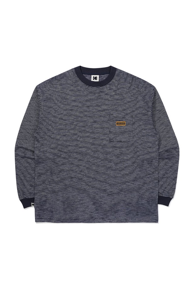 코다커리 스트라이프 긴팔 티셔츠 NAVY는 남녀 공용으로, 봄, 가을에 어울리는 캐주얼하고 베이직한 스타일의 티셔츠입니다. 네이비 컬러의 레귤러핏 라운드넥 디자인으로, 면 소재의 부드러운 촉감이 특징입니다. 긴소매와 스트라이프 패턴으로 포인트를 주었으며, 실용적인 포켓 디테일이 돋보입니다. 일상생활에서 편안하게 착용하기 좋은 미니멀한 디자인의 티셔츠입니다.
