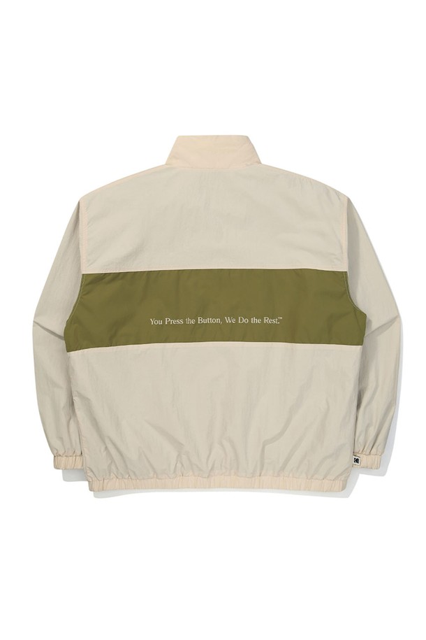 아이보리 컬러의 컬러블럭과 빅 로고 디자인이 돋보이는 안감 자켓입니다. 공용으로 착용 가능하며, 봄, 가을 시즌에 적합합니다. 나일론과 폴리에스테르 혼방 소재로 제작되어 방수 및 방풍 기능이 있으며, 중간 두께감으로 적절한 보온성을 제공합니다. 세미 오버핏으로 편안한 착용감을 선사하며, 집업 스타일로 간편하게 입고 벗을 수 있습니다. 스포티와 캐주얼 무드를 동시에 연출하여 다양한 스타일링에 활용하기 좋습니다.
