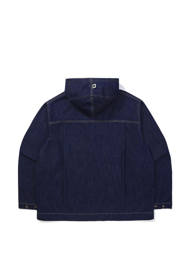 코다커리 데님 후드 아노락 NAVY는 남녀 모두 착용 가능한 캐주얼 아노락입니다. 네이비 색상에 무지 디자인으로, 데일리웨어로 활용하기 좋습니다. 봄, 가을 시즌에 적합하며, 오버핏과 레귤러 기장으로 편안한 착용감을 선사합니다. 후드부터 몸판까지 연결된 단추 형식과 밑단 스토퍼 디테일, 엘로우 포인트 스티치 디테일로 포인트를 더했습니다. 동네 마실룩, 산책룩, 캐주얼, 미니멀, 시티보이 스타일을 즐기는 분들께 추천합니다.
